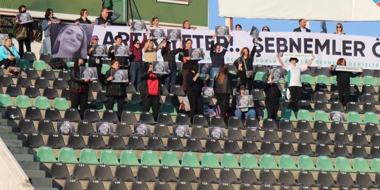 Denizlispor maçında kadın cinayetine tepki için pankart açıldı