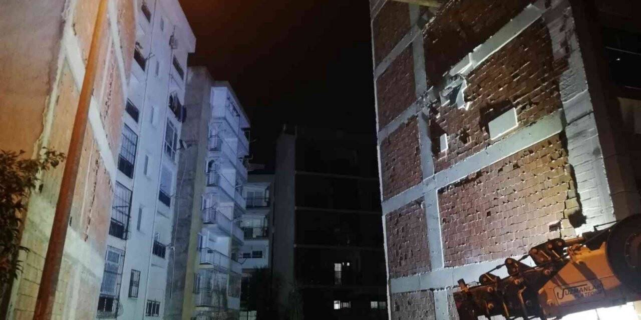 İzmir’de bir inşaatın temel kazısı esnasında yan binada kayma oluştu, 5 apartman tedbir amaçlı boşaltıldı