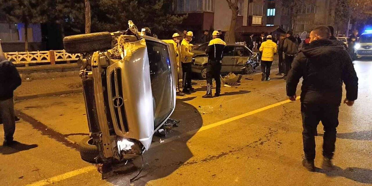Önce park halindeki araçlara çarptı sonra yan yattı: 1 yaralı