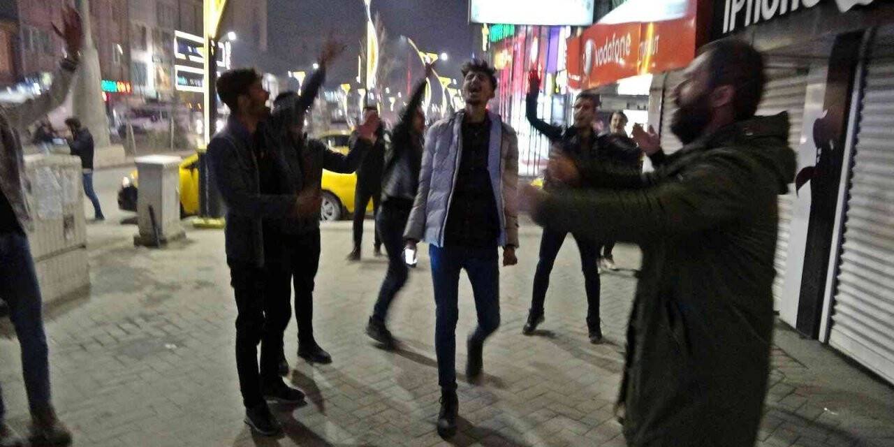Yüksekova’da Fenerbahçeliler sevinçlerini sokağa döktü