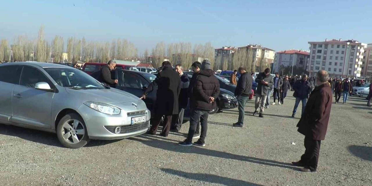 İkinci el oto pazarında yoğunluk
