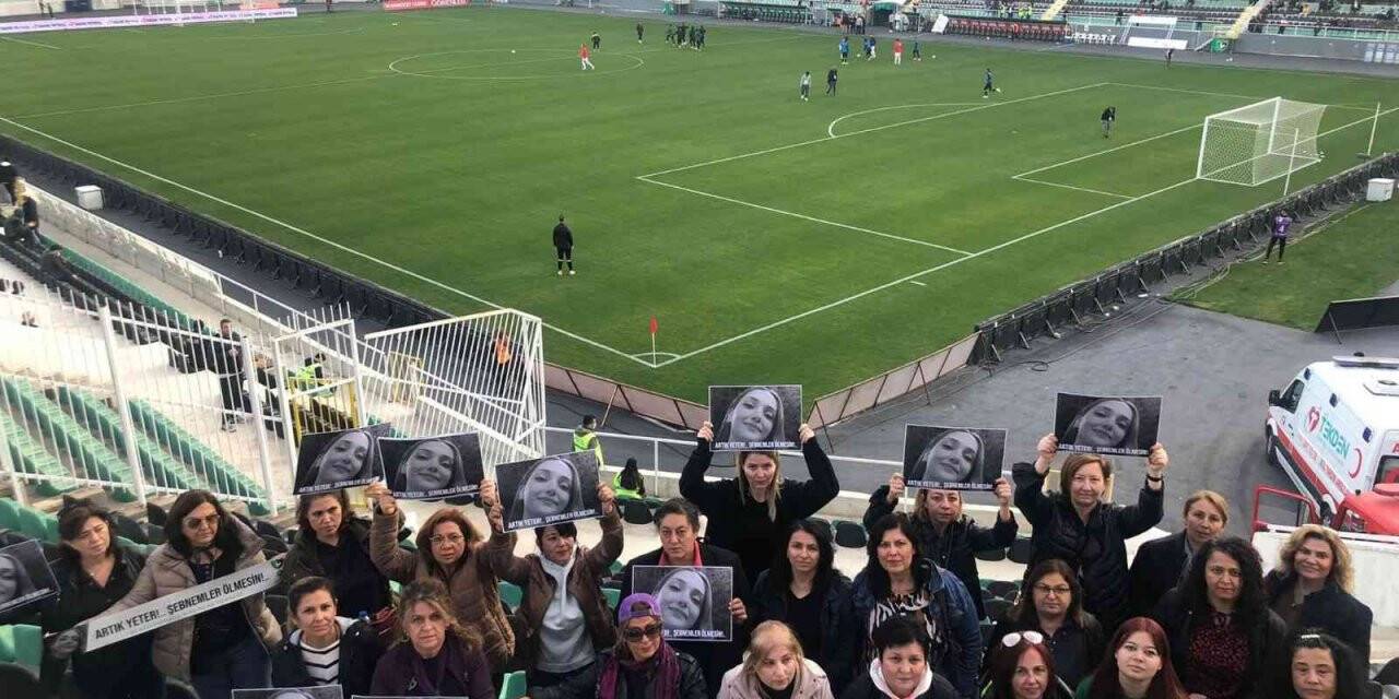Denizlispor’un kadın taraftarlarından ’Şebnem’ler ölmesin’ pankartı