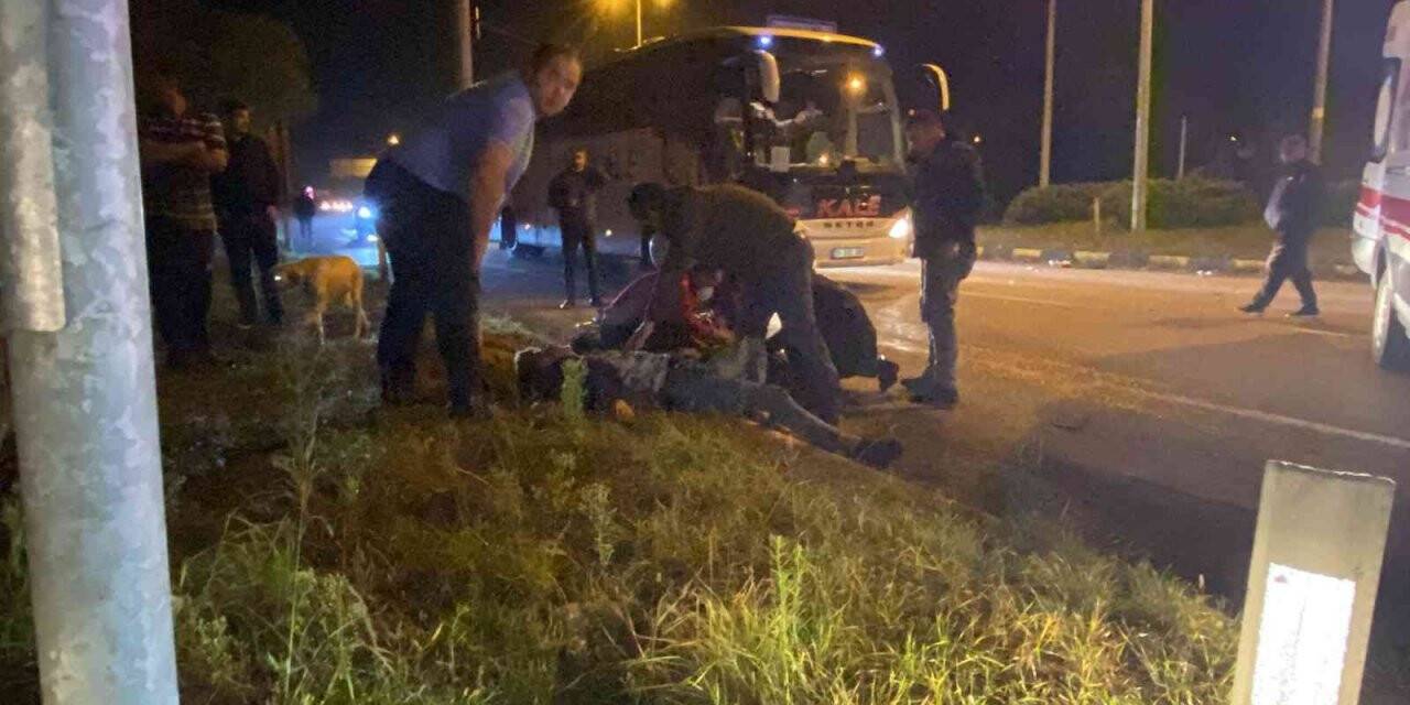 Otomobille çarpışan motosikletli iki genç metrelerce savruldu: 2 yaralı