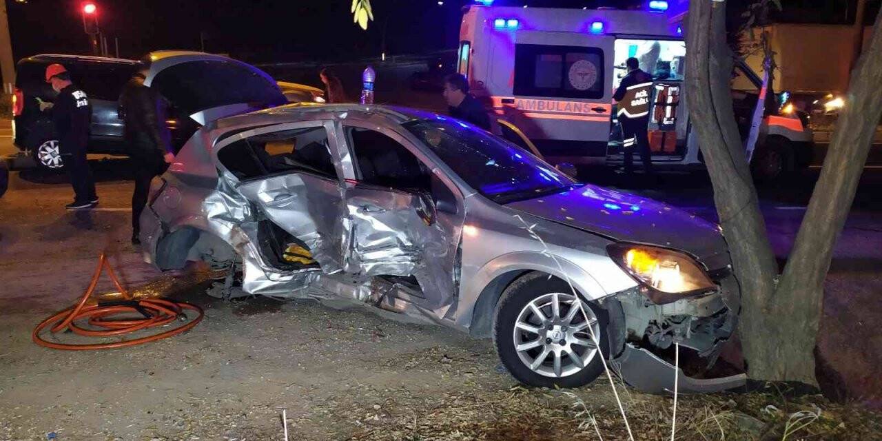Işık ihlali yapan hafif ticari aracın çarptığı otomobilde can pazarı yaşandı; 4 yaralı