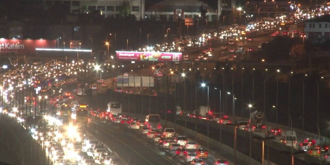 İstanbul’da okullar açıldı, trafik yoğunluğu arttı