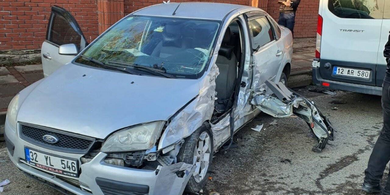 Bingöl’de öğrenci servisi ile otomobil çarpıştı: 3 yaralı