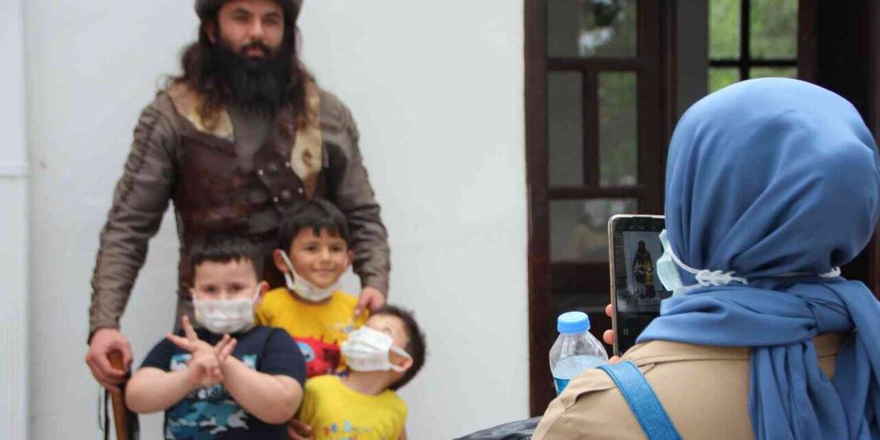 Ertuğrul Gazi Türbesi’ndeki ’Saygı Nöbeti’ni pür dikkat izliyorlar