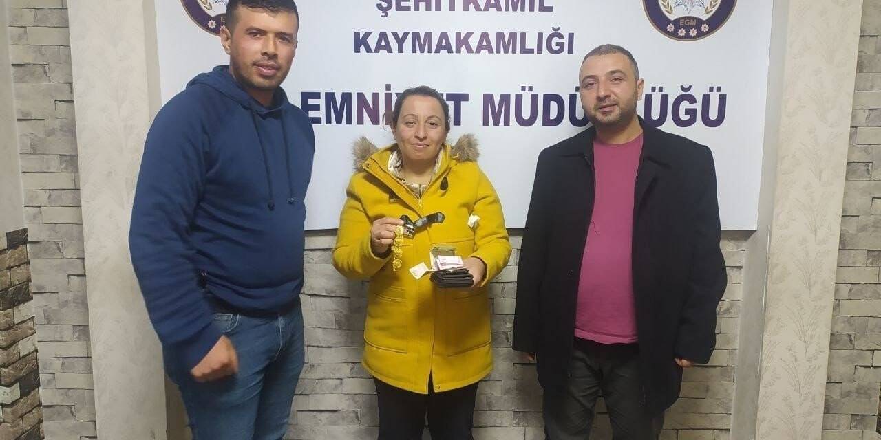 Polis memuru içerisinde 20 bin TL değerinde eşya bulunan cüzdanı sahibine ulaştırdı