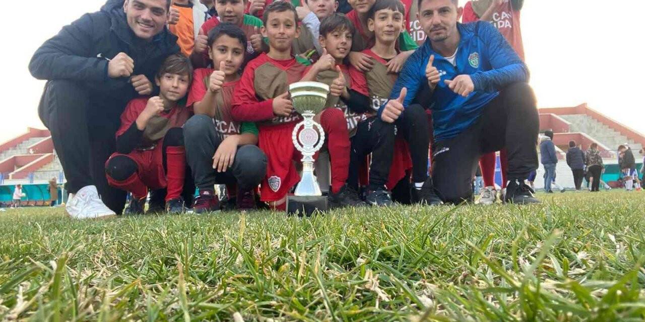 1308 Osmaneli Belediyespor U10 futbol takımı turnuvadan kupayla döndü