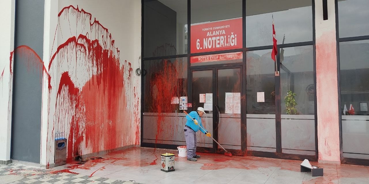 Noter binasına kırmızı boyalı saldırı yapıldı