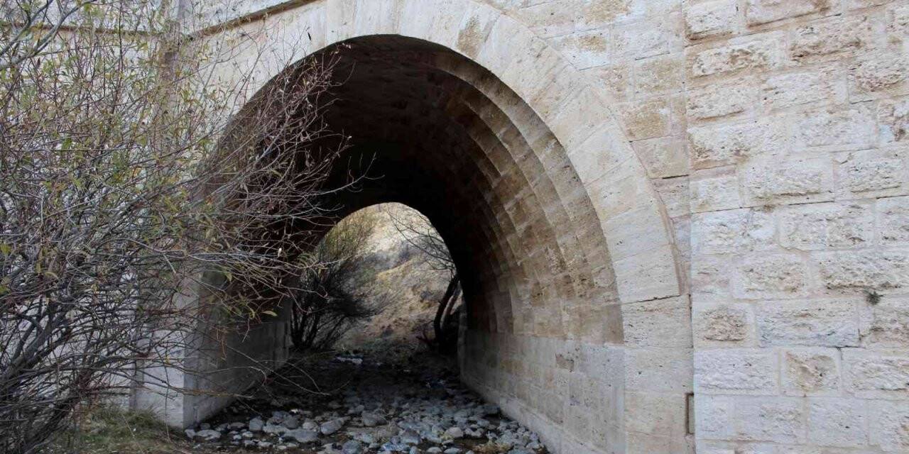 Tarihi köprü ilginç mimarisi ile dikkat çekiyor