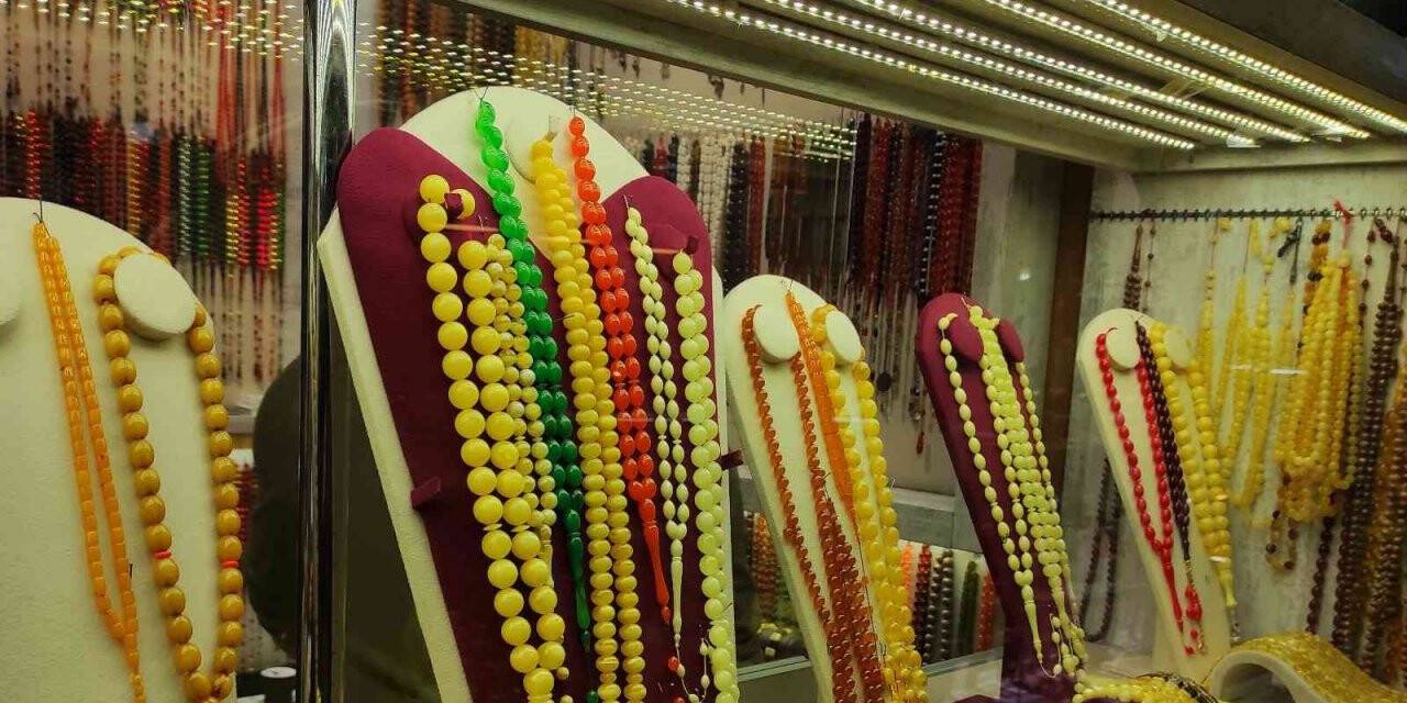 Tarihi Kapalıçarşı’da Osmanlı usulü tespihler göz kamaştırıyor