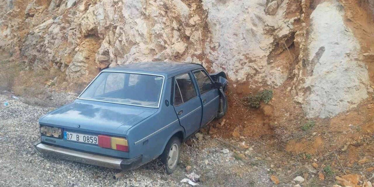 Konya’da otomobil dağa çarptı: 4 yaralı