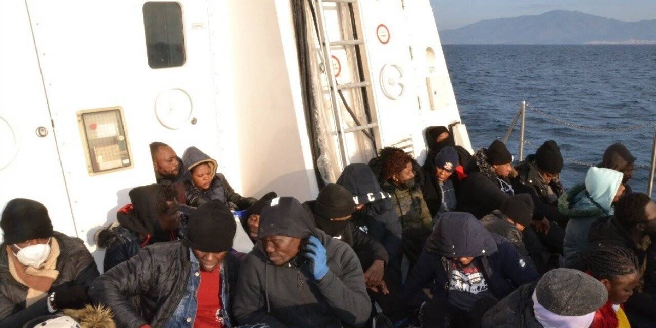 İzmir’de Türk kara sularına geri itilen 274 düzensiz göçmen kurtarıldı