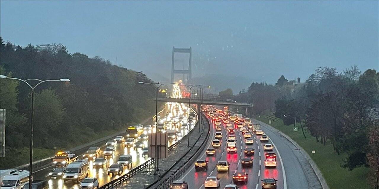 İstanbul'da yağışın da etkisiyle trafik yoğunluğu yaşanıyor