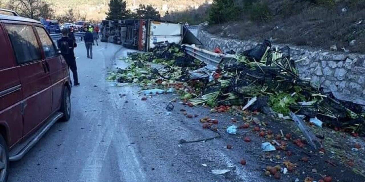 Sebze yüklü tır devrildi, mahsüller yola saçıldı: 1 yaralı