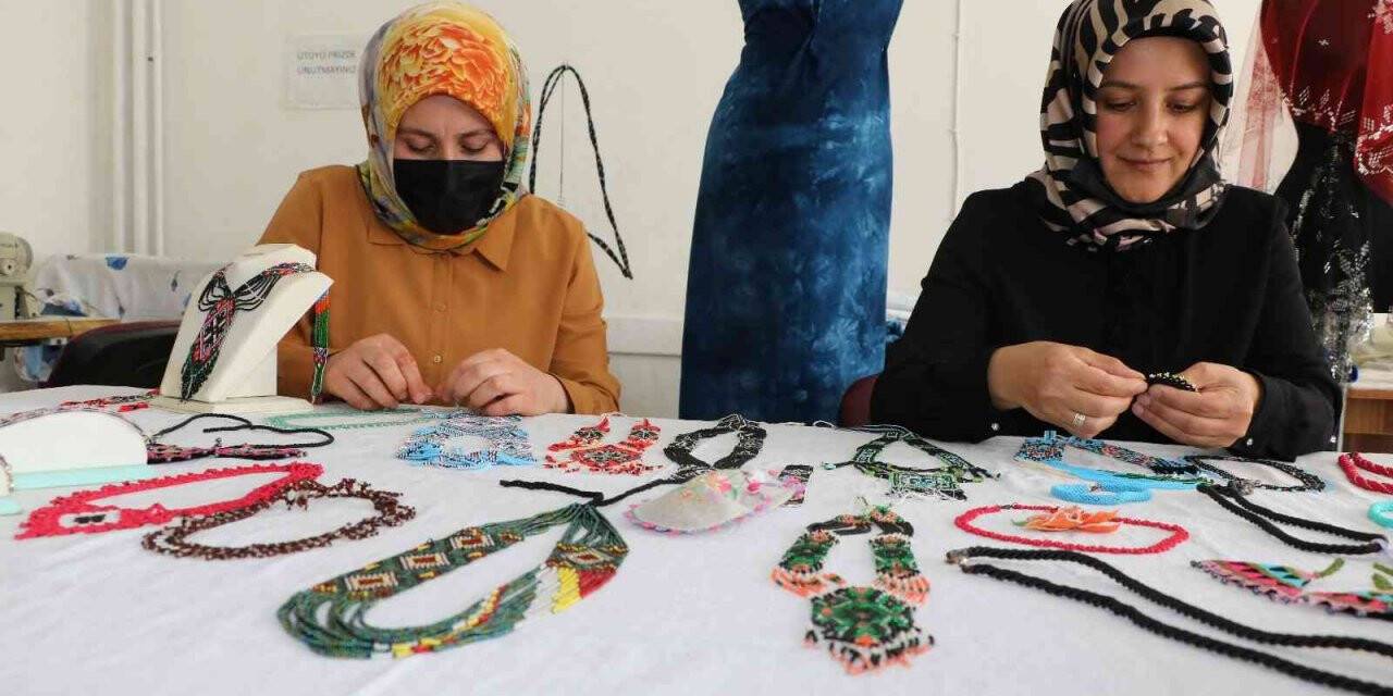 Türk motifleri takı ve elbiselerde hayat buluyor
