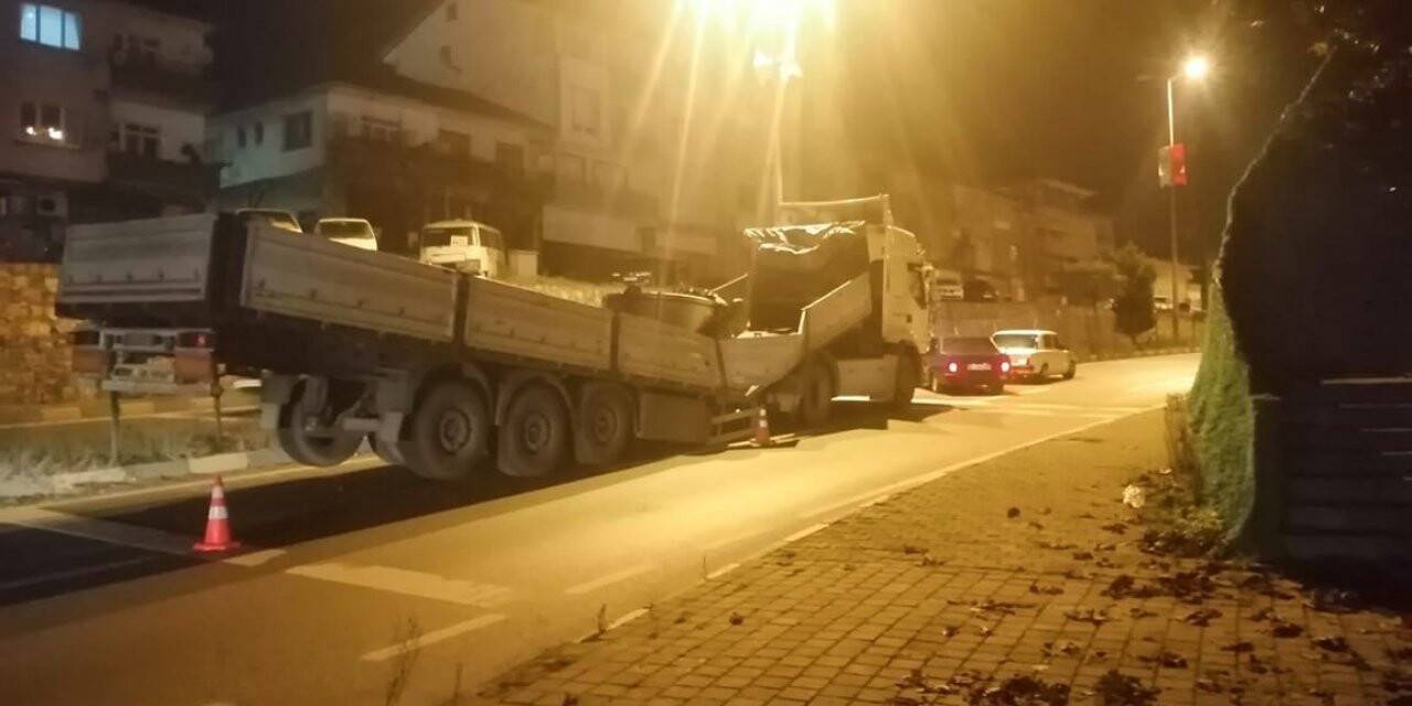 Tırın sac yüklü dorsesi ikiye ayrıldı