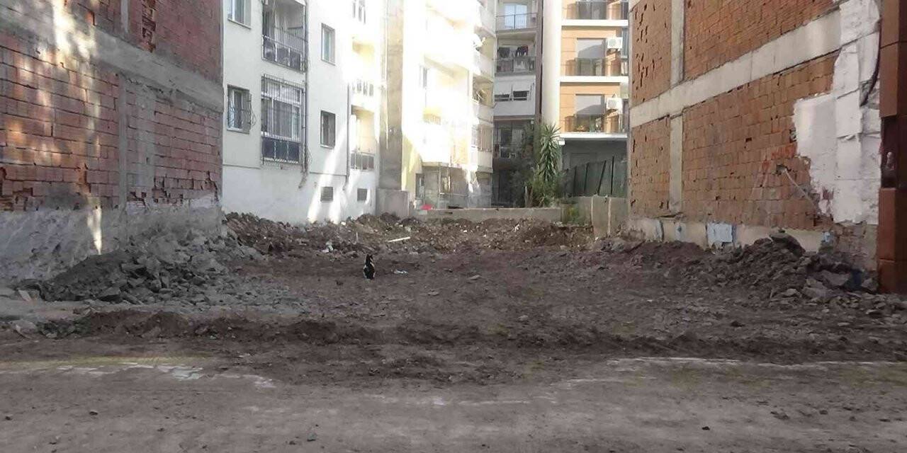 5 binayı boşalttıran kazı: Çatıya çıktıklarında fayansların ayrıldığını gördüler