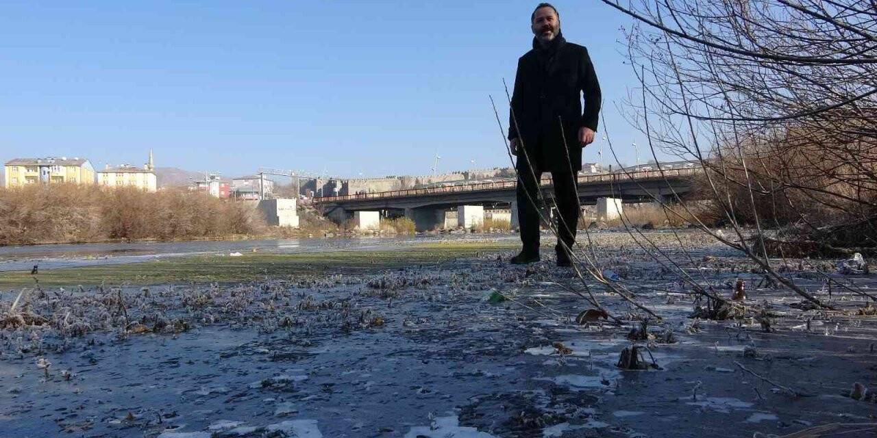 Kura Nehri’nin yüzeyi buz tuttu