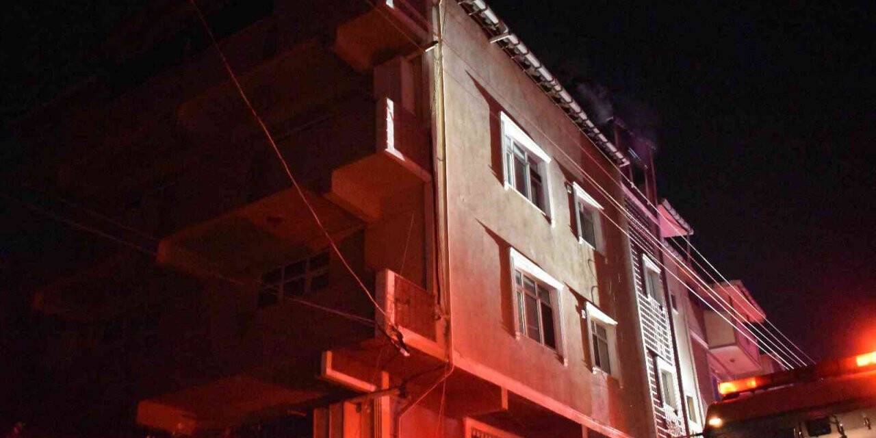 Binanın çatısı alev alev yandı