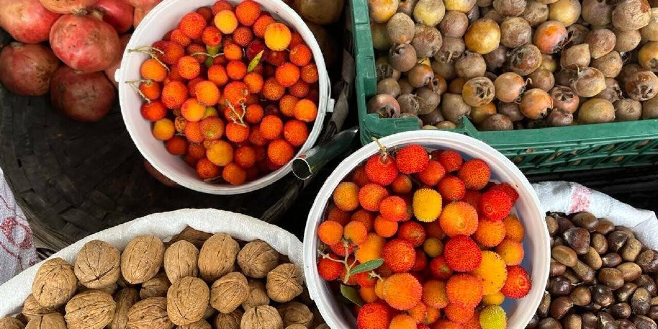 Zahmetle toplanan dağ çilekleri, tezgahlarda yerini aldı