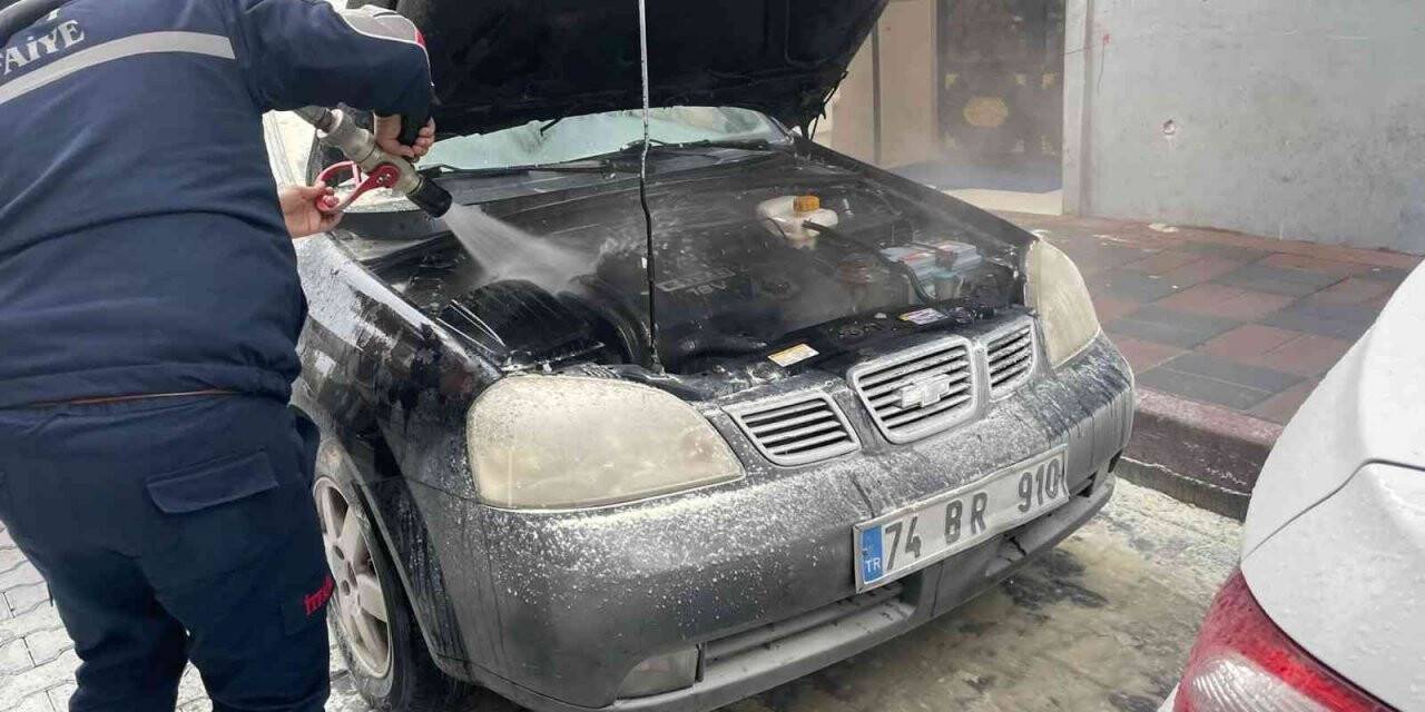 Siirt’te park halinde yanan araç kullanılamaz hale geldi