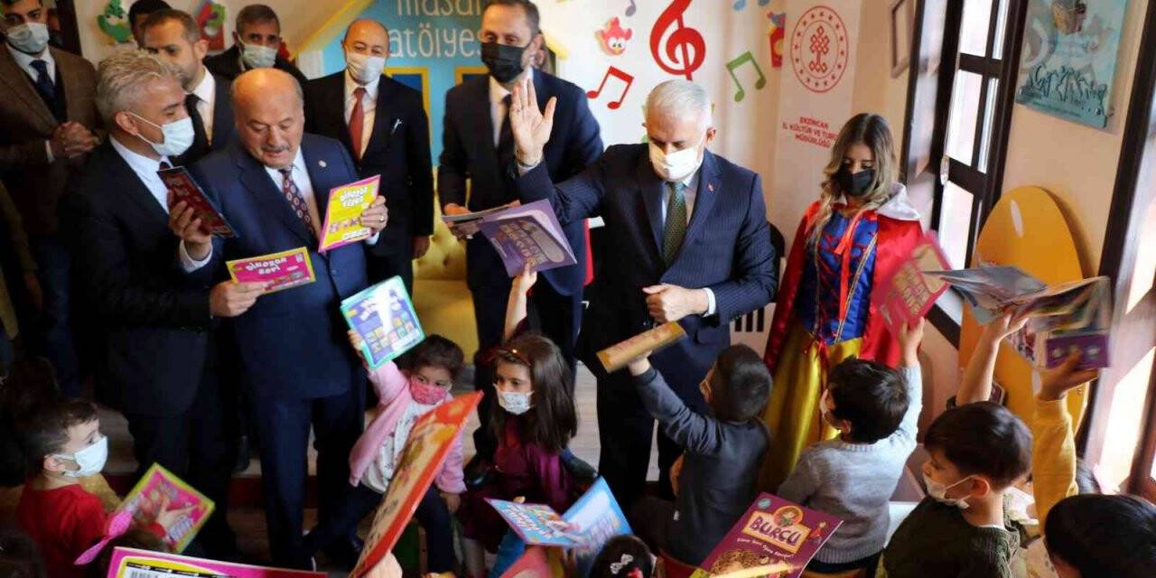 Kütüphane açılışı yapan Yıldırım, çocuklara hikâye okuyup, kitap hediye etti