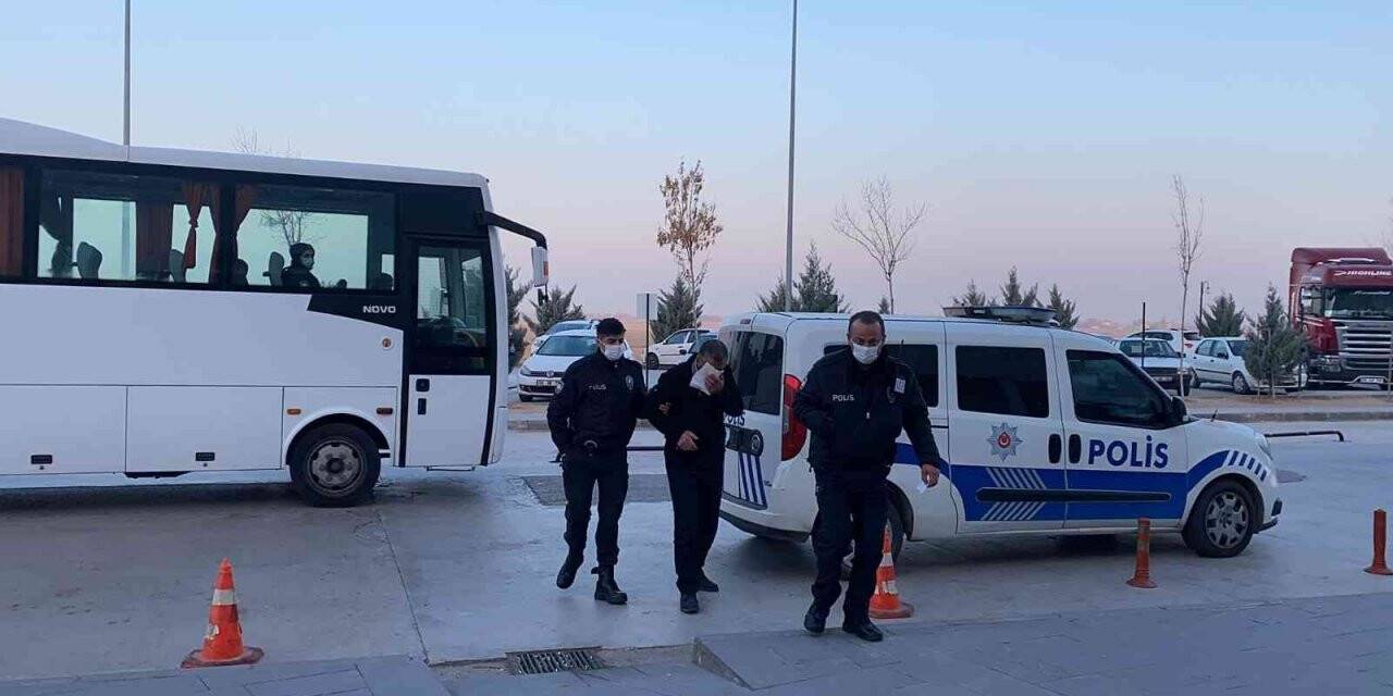 Uyuyan eşini bıçakladı, bıçağın kırılan parçası göğsünde kaldı