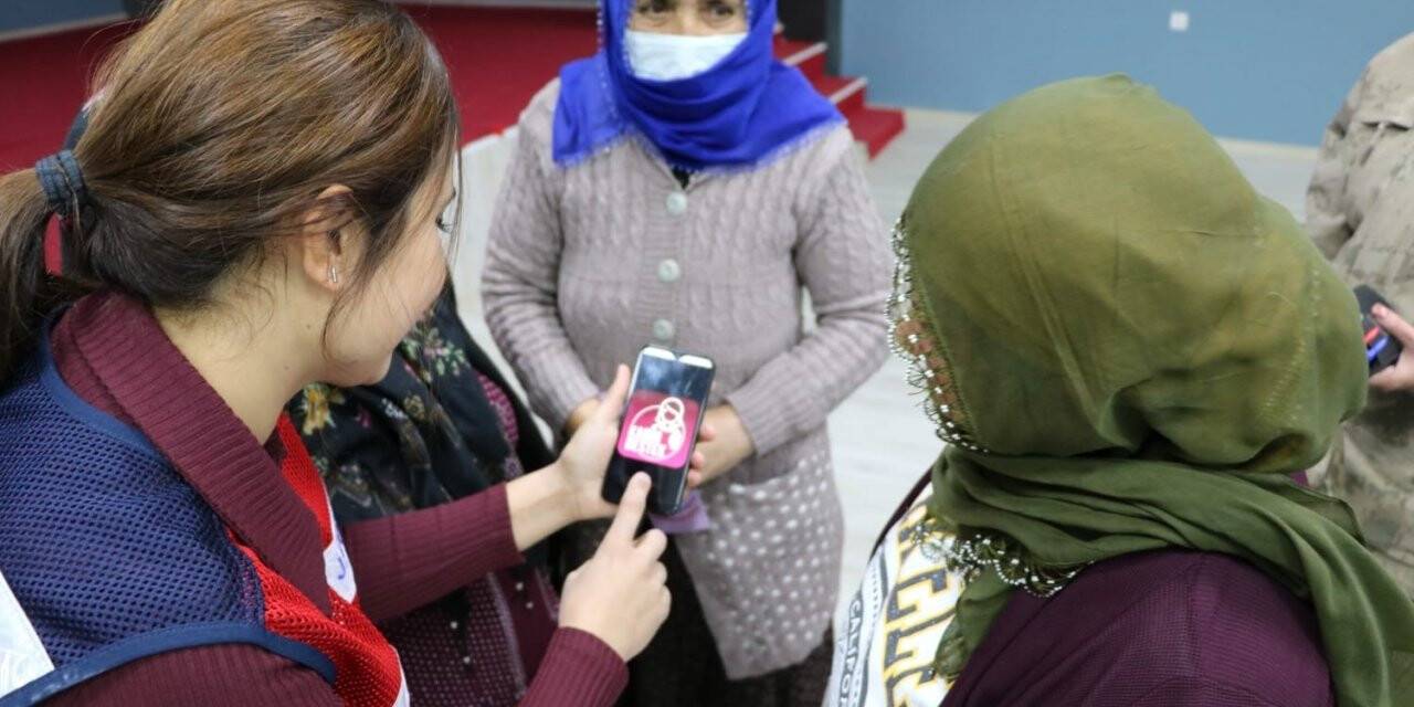 Bingöl’de kadınlara KADES uygulaması tanıtıldı