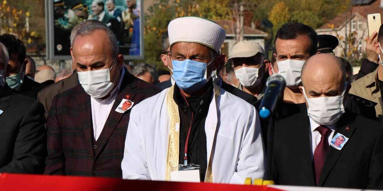 Şehit polisin cenaze namazını babası kıldırdı, sonra tabutuna sarılıp ağladı