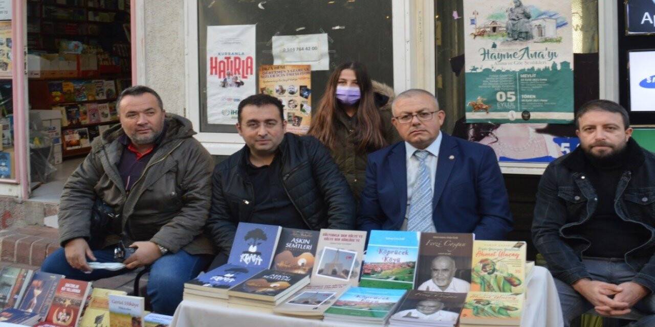 Öğretmen yazarlar kitaplarını imzaladı