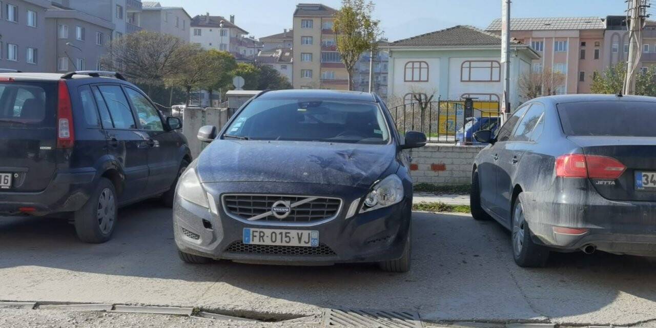 Fransız plakalı otomobilin çarptığı yabancı uyruklu öğrenci ağır yaralandı