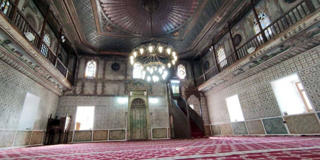 2 asırlık cami duvar süslemeleri ile dikkat çekiyor