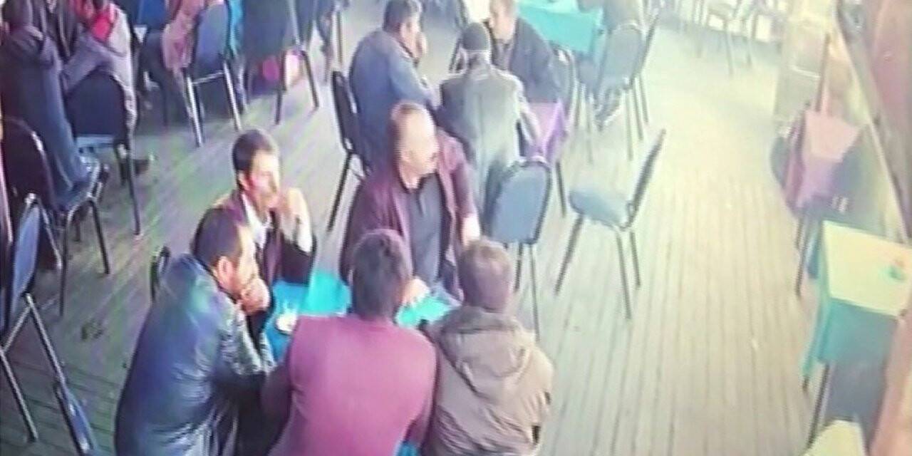 Kahvehanedeki vatandaşların depremden kaçış anı güvenlik kamerasına yansıdı