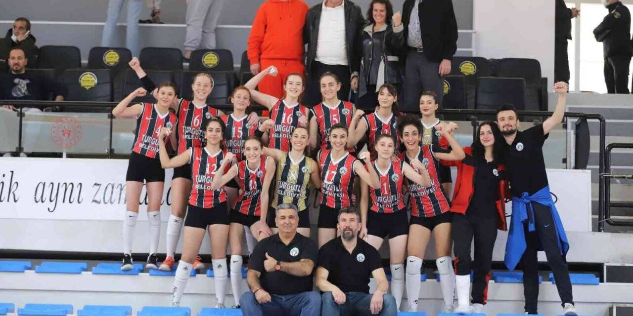 Turgutlu Belediyespor Kadın Voleybol takımı rakibine geçit vermedi