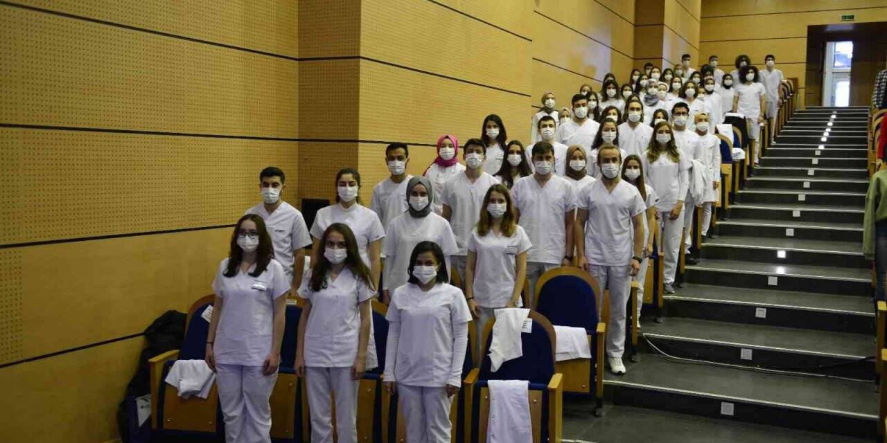 Diş Hekimliği öğrencilerine beyaz önlük giyme töreni yapıldı
