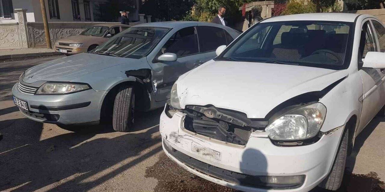 İki otomobil çarpıştı: 2 yaralı