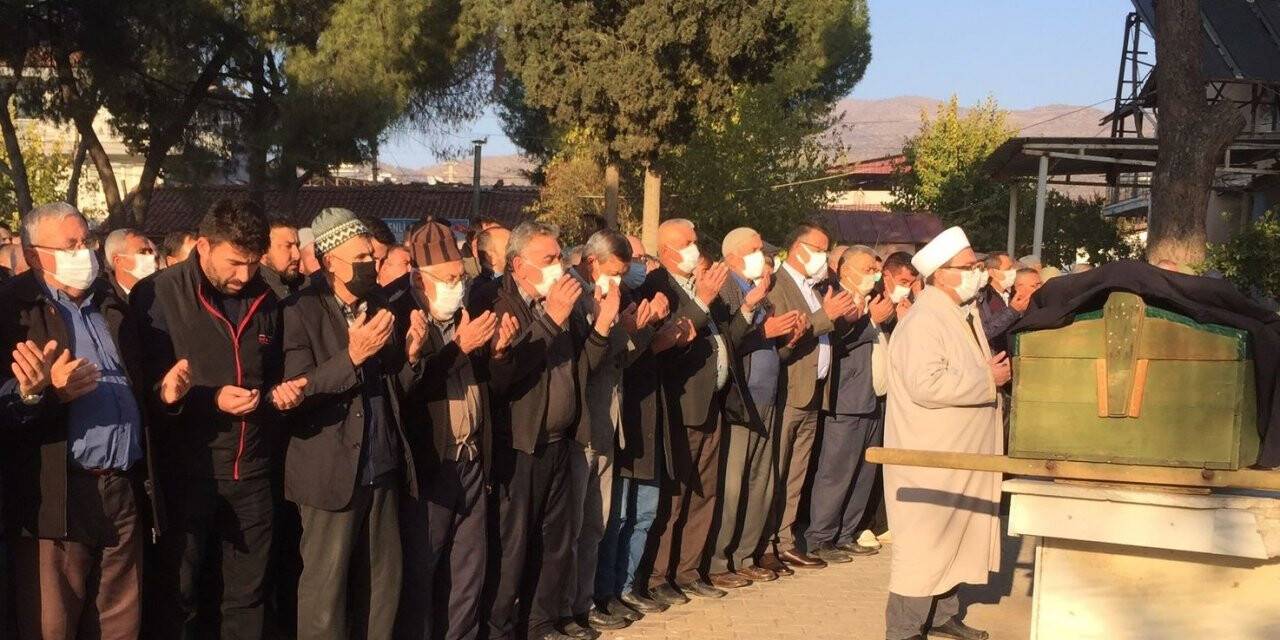 Gol sevincine kalbi dayanamayan adam toprağa verildi