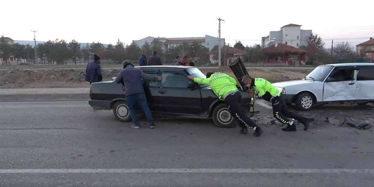 Trafik kurallarını altüst eden sürücü kaza yaptı: 1 yaralı