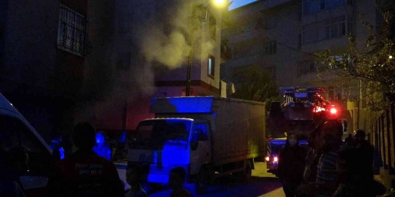 Pendik’te sandalye imalatı yapılan iş yerinde yangın