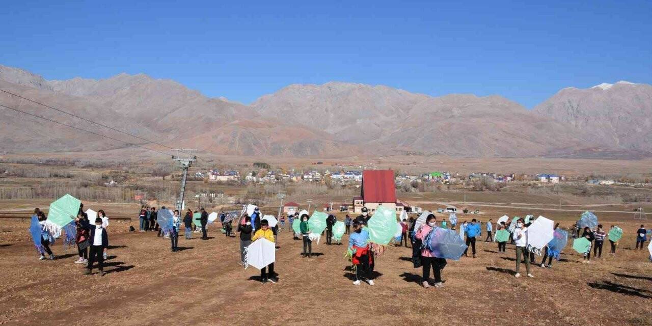 Tunceli’de uçurtma şenliği