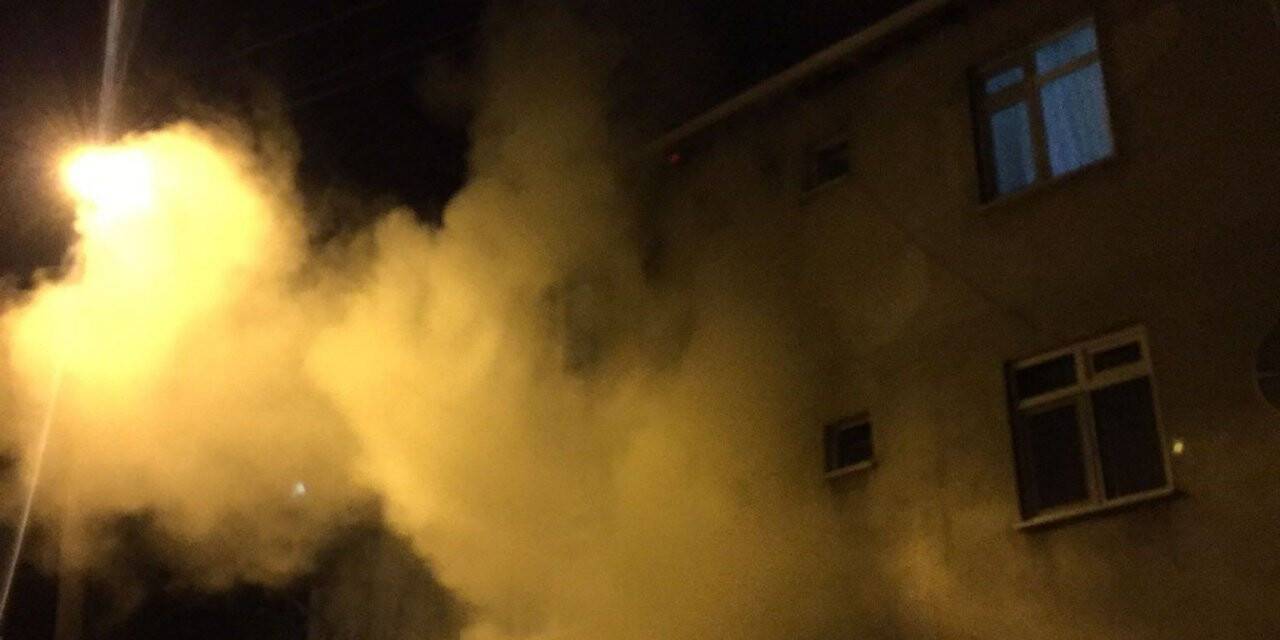 Zonguldak’ta 3 katlı binada korkutan yangın