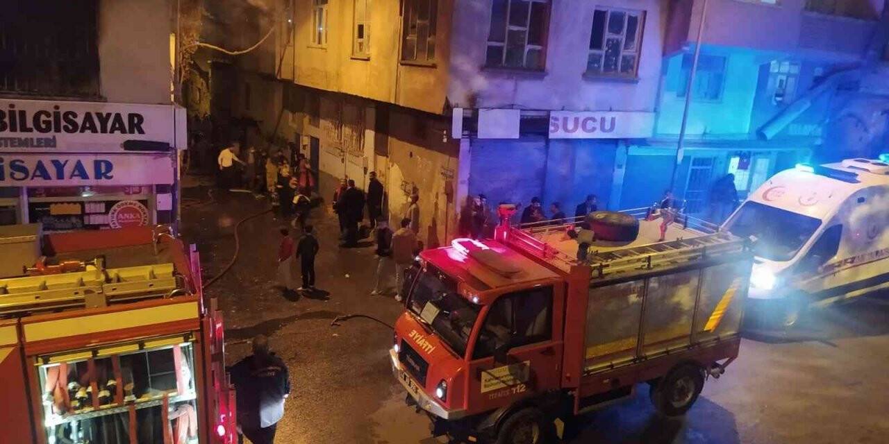 Kahramanmaraş’ta müstakil ev alev alev yandı