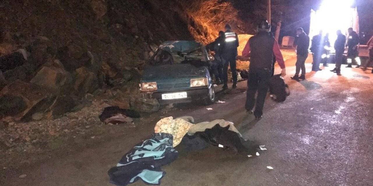 Buzlu yolda trafik kazası: 5 yaralı
