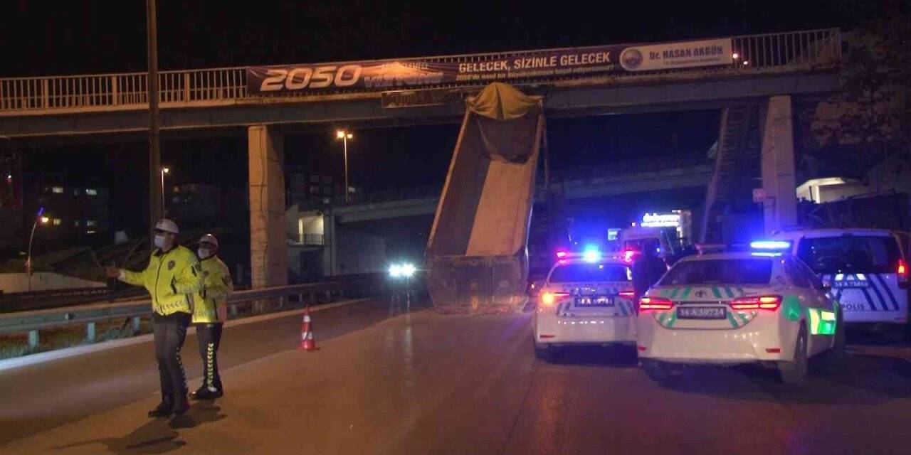 E-5’te damperi açılan kamyon üst geçide çarptı
