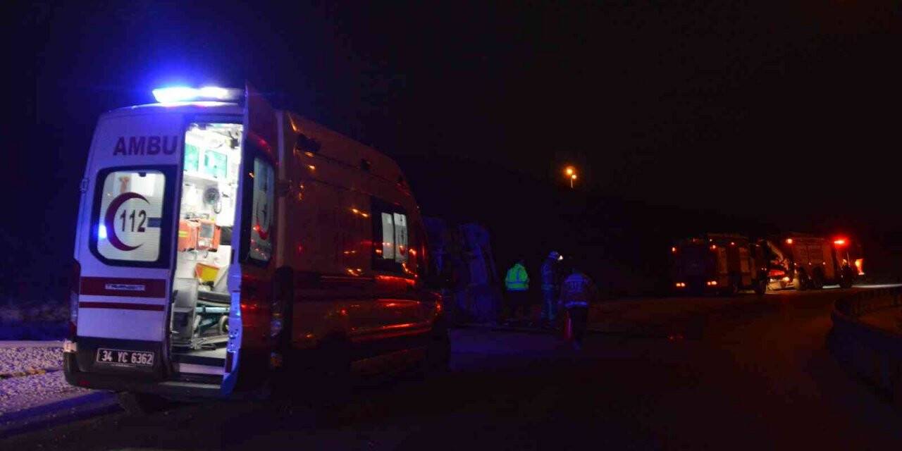 Kuzey Marmara Otoyolunda çakıl taşı yüklü tır devrildi: 1 yaralı