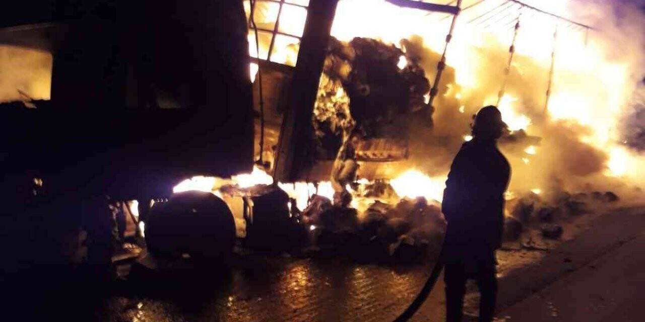 İplik yüklü tır tamamen yandı