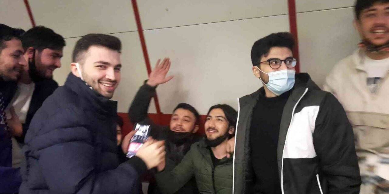 Azerbaycanlı gençler metroda Azerbaycan şarkıları söyleyerek eğlendi