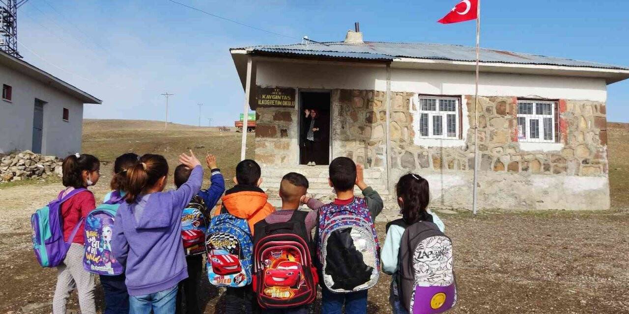 Eğitim meleği Canan öğretmen, çocuk ve kadınların gönlüne dokunuyor
